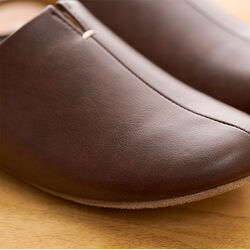 ダークブラウン