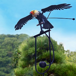 風で動く鷲のオーナメント